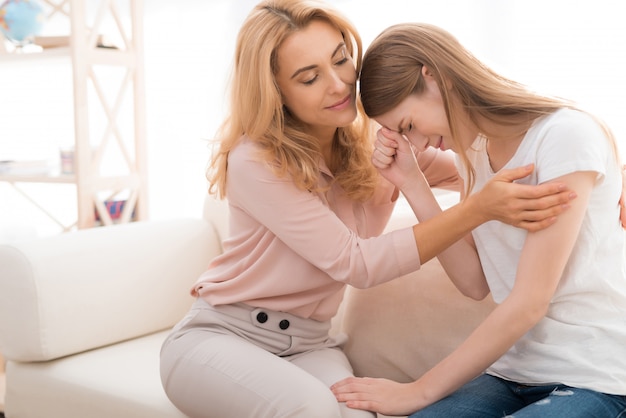 La ragazza ha un problema. la mamma abbraccia la ragazza.