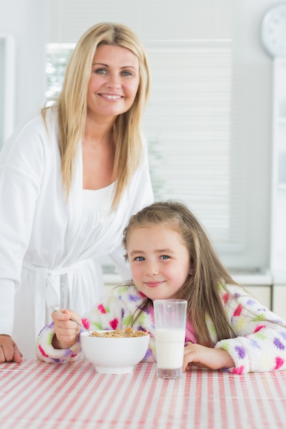 朝食のシリアルを持つ少女