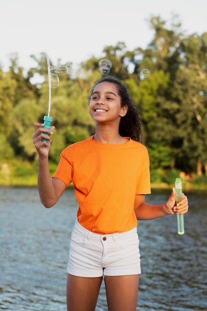 Photo girl having fun outdoors in the summer