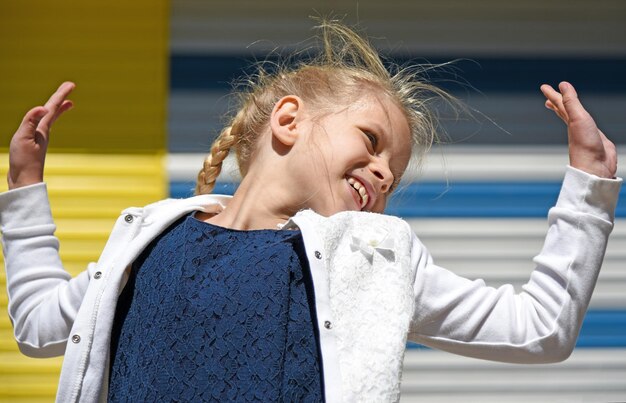 Photo girl having fun outdoors on a sunny day