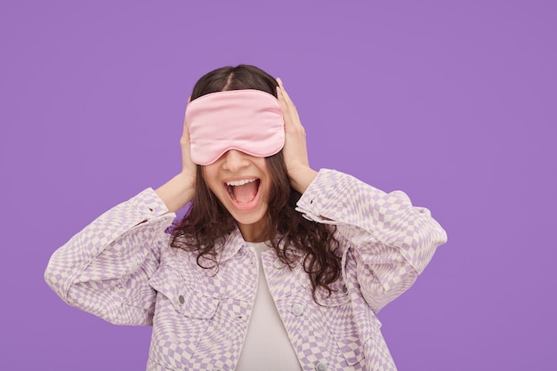 Photo girl having fun wearing mask