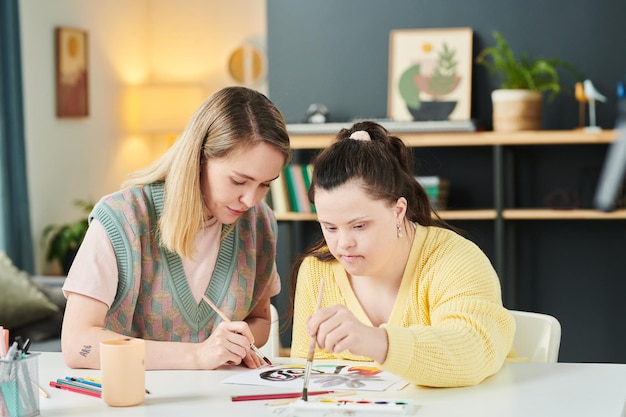 Photo girl having individual art therapy class