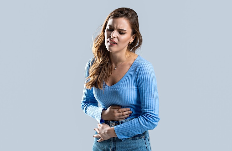 Photo girl having a stomachache young woman suffering from abdominal pain woman stomach ache woman touching his stomach stomach pain and others stomach disease concept