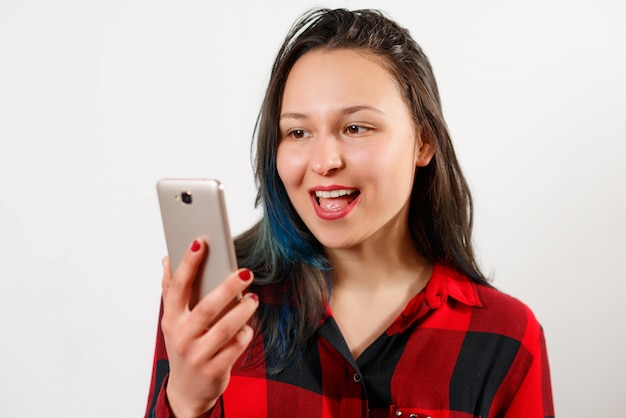 Девушка с видеозвонком на своем смартфоне