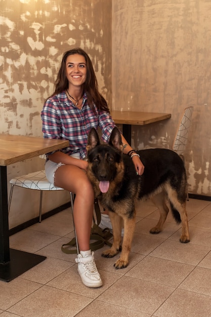 女の子と彼女のゴージャスなドイツ人の羊飼い