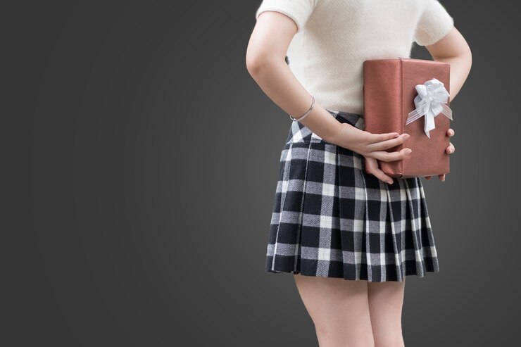 뒤의 깜짝 선물을 위해 선물을 숨기는 소녀