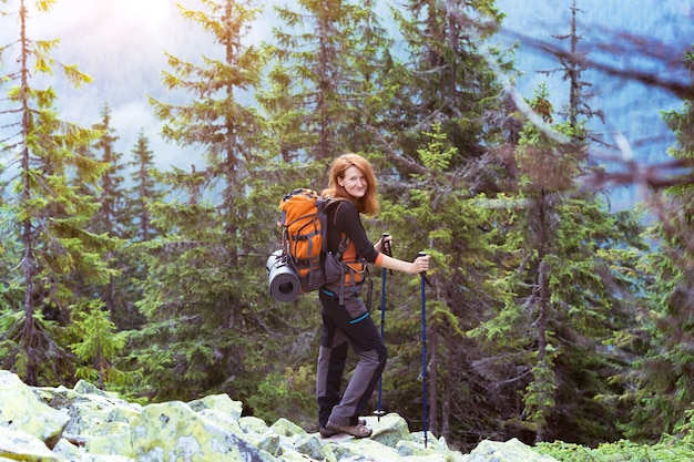 Carpathians 산에서 여자 등산객입니다. 고르니, 우크라이나.