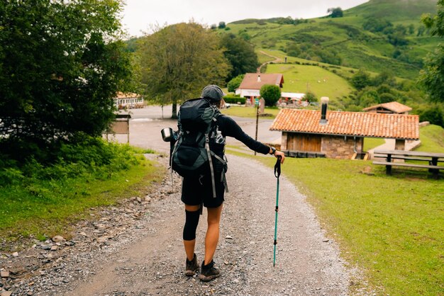 Photo girl hiker on countryside landscape in the pyrenees pyrenees in france