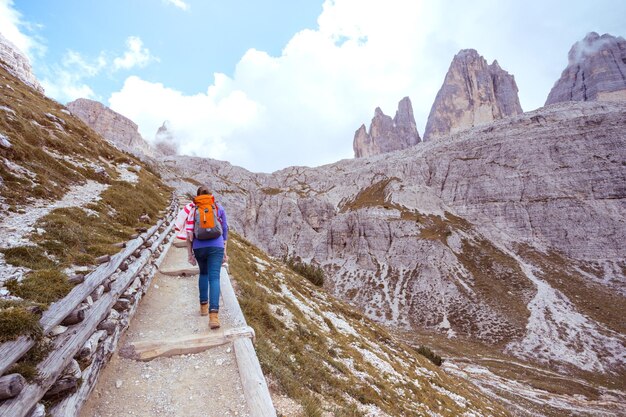 Девушка-путешественница в походе в Tre Cime di Lavaredo. Доломиты, Италия.