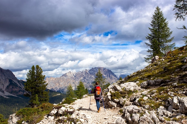 산 Dolomites, 이탈리아에서 여자 등산객입니다. 친퀘 토리