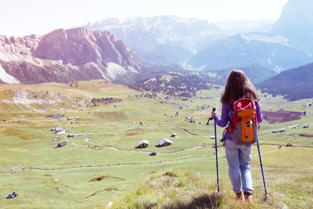 산 Dolomites 및 계곡, 이탈리아의 전망에서 여자 등산객. 세세다