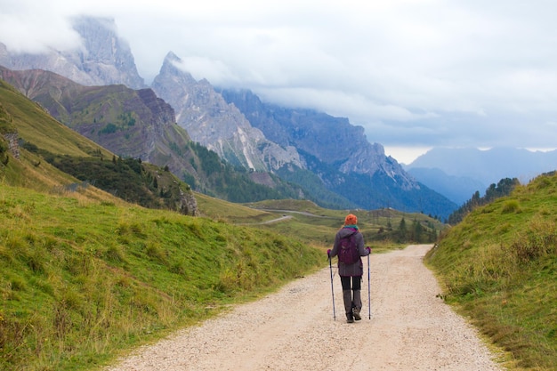 Dolomites에서 흔적에 여자 등산객