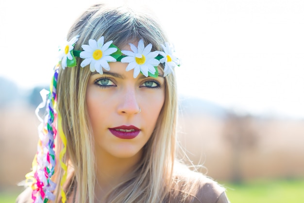 Girl hippie indie stijl in de natuur