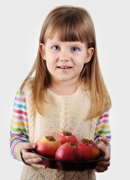 Девушка держит печеные яблоки