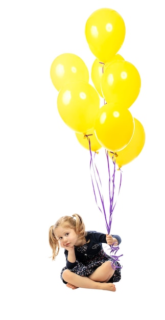 Foto ragazza con i palloncini in piedi sullo sfondo bianco