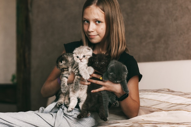 Photo girl holding beautiful british kittens in her arms