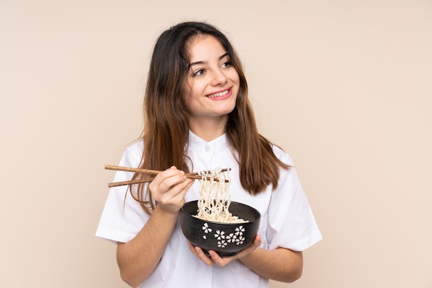 分離された麺のボウルを保持している女の子