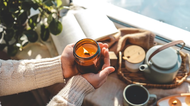 Photo girl holding candle in her hands good morning concept