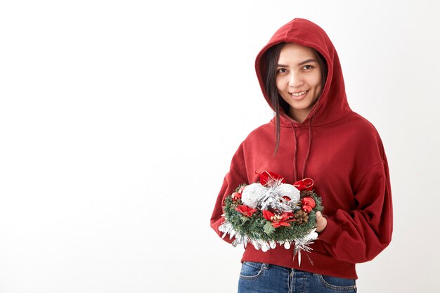 Foto ragazza che tiene la corona di natale