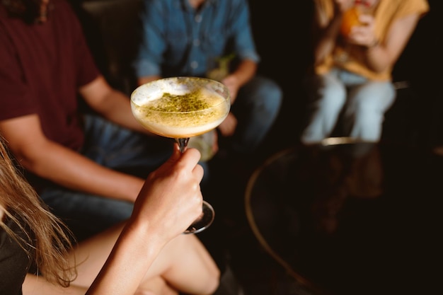 Photo girl holding a cocktail