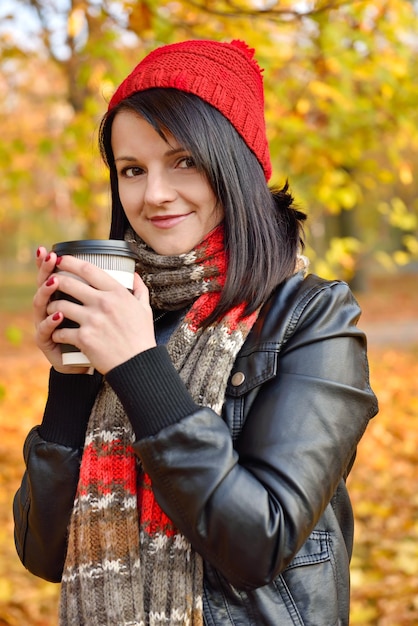 Foto ragazza che tiene il caffè