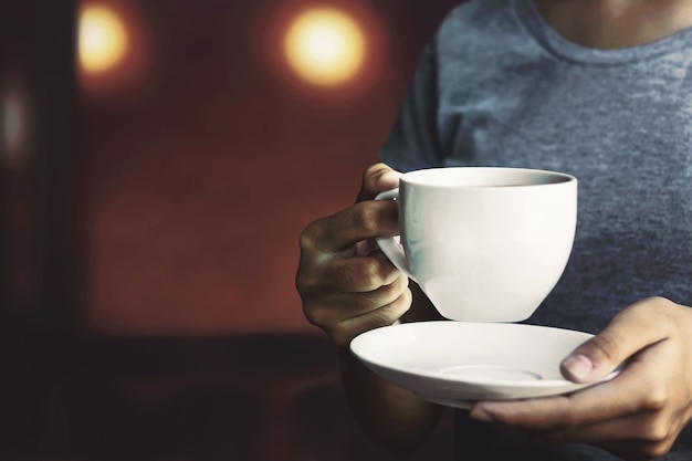 Ragazza con una tazza di caffè caldo avere caffè al mattino coffee