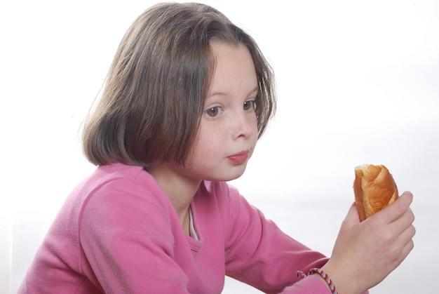 Photo girl holding food against white background