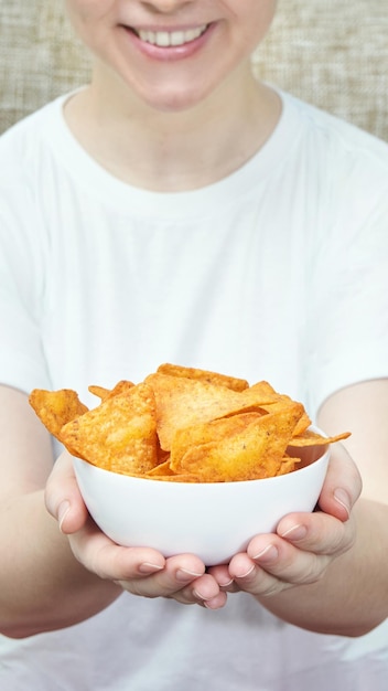 Foto ragazza con in mano una ciotola di patatine