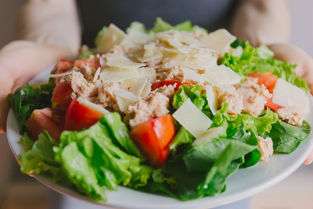 Photo girl holding healthy salad ready to eat