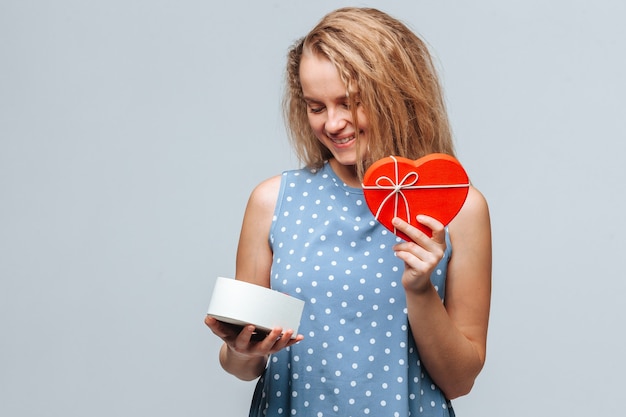 Foto contenitore di regalo del cuore della holding della ragazza