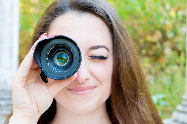 Foto ragazza con una lente vicino al suo occhio