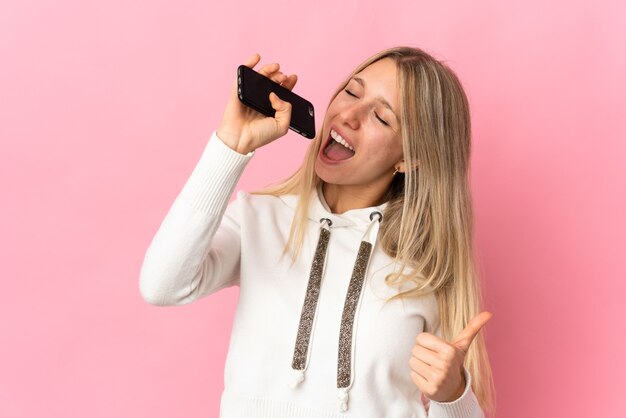 Ragazza che tiene il telefono cellulare