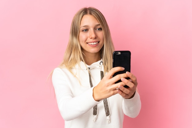 Ragazza che tiene il telefono cellulare