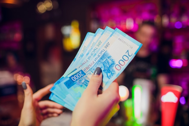 Photo girl holding money