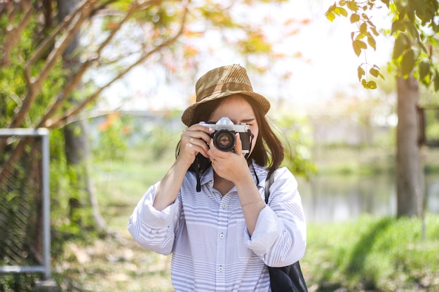 古いフィルムカメラを保持している女の子