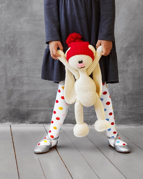 Photo girl holding a plush bunny toy