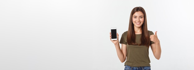 Девушка держит смартфон красивая улыбающаяся девушка держит смартфон