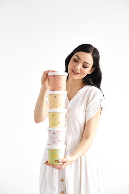 Девушка держит башню из цветной бумаги коробки. Концепция образа жизни людей.