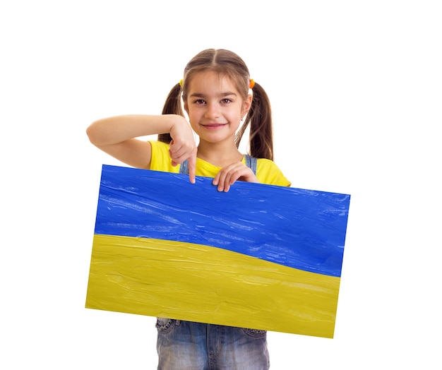 우크라이나어 파란색과 노란색 깃발을 들고 소녀