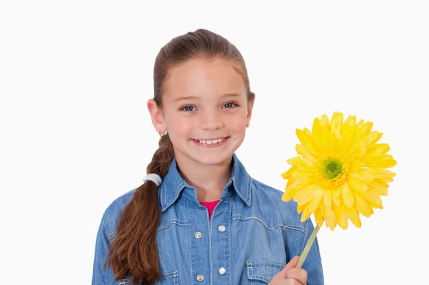 Photo girl holding a yellow flower