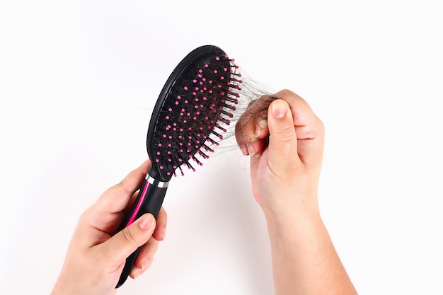 La ragazza tiene un pettine e ha perso i capelli