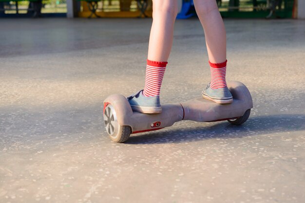 Foto ragazza su un hoverboard