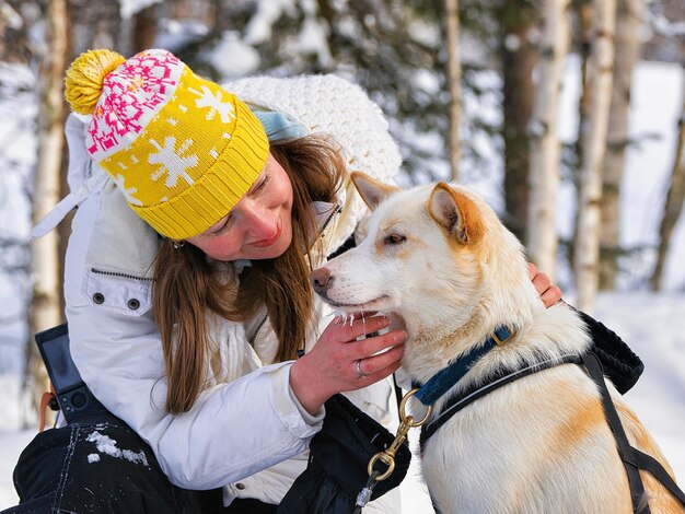 フィンランドのラップランドのロヴァニエミの女の子とハスキー犬