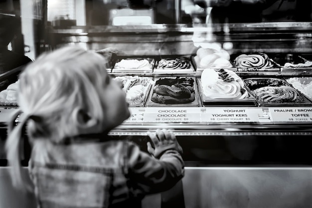 Photo girl at ice cream parlour