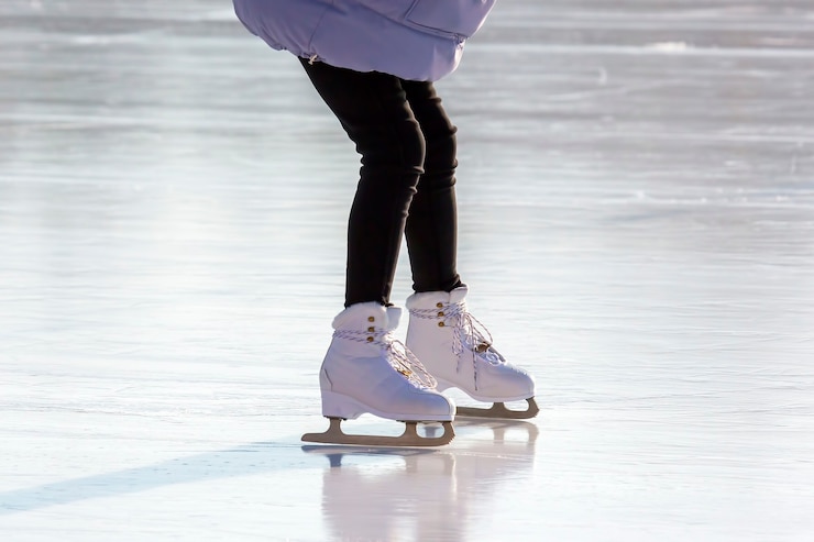 Photo アイススケートリンクでスケートをしている女の子。趣味とレジャー。ウィンタースポーツ