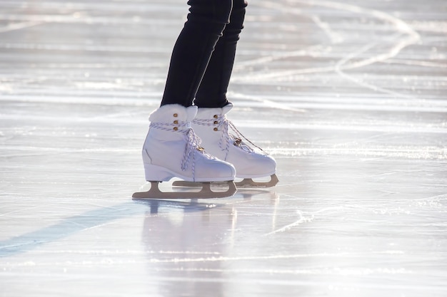 Photo girl ice skating on an ice rink. hobbies and leisure. winter sports