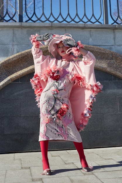 Фото Девушка в новой моде vogue креативная одежда этническая