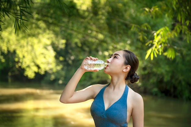 水を飲むスポーツ服の女の子