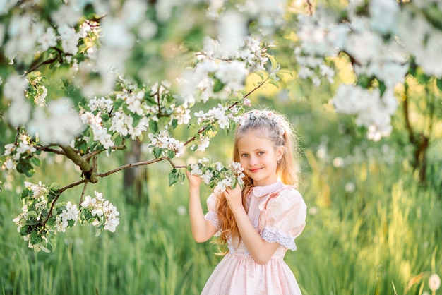 Фото Девушка в саду весенних цветов