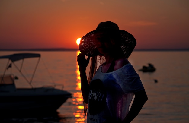 写真 夜の麦わら帽子の女の子